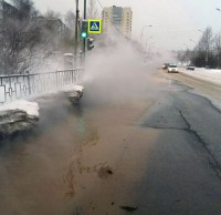 На проспекте Мира прорвало трубу с горячей водой и затопило дорогу (фото)