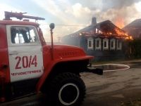 Три дома и две легковушки сгорели в Черноисточинске (фото, видео)