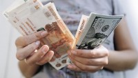 Обвал на рынках: курс доллара превысил 75 рублей, евро - 85 рублей. Что случилось?