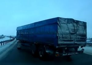 «Водила от бога»﻿. Водитель тяжеловоза из Нижнего Тагила совершил невероятный маневр на трассе М-4 (видео)