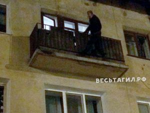 Двое пьяных мужчин выбросились с балкона жилого дома в Нижнем Тагиле (фото)