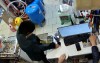 В Нижнем Тагиле женщина ловко утащила телефон из-под носа продавца: видео