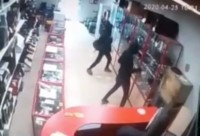 Появилось видео дерзкого нападения банды подростков в медицинских масках на комиссионный магазин в Нижнем Тагиле