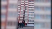 На Вагонке мужчина пытался выпрыгнуть с балкона (видео)