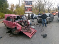 Жуткая авария на Тагилстрое: водителя ВАЗа зажало в машине (фото)