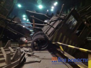 В цехе металлургического комбината Нижнего Тагила рухнул кран (фото)