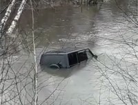 Под Нижним Тагилом утопили внедорожник в реке (видео)