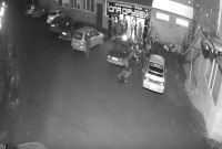В Нижнем Тагиле мужчина избил женщину у бара на Красном Камне. Это уже второй случай за год в этом месте (видео)