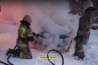 В Нижнем Тагиле сгорела Mazda из-за тряпки под капотом (видео)