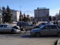 В центре города столкнулись три автомобиля (видео)