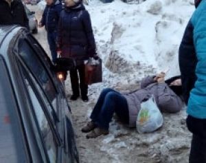 В центре Нижнего Тагила автомобиль такси сбил женщину (фото)
