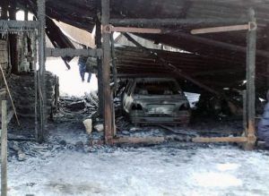 Иномарка и надворные постройки сгорели на Серебрянском тракте (фото)