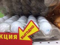 Червивые яйца по акции продавались в магазине «Райт» (фото)