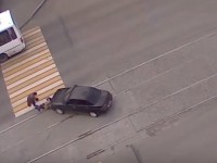В центре Нижнего Тагила водитель «десятки» сбил женщину на пешеходном переходе и попытался скрыться (видео)