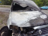 На Тагилстрое на ходу загорелся Renault Logan: из шланга бензонасоса лилось топливо (фото)