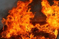 Из горящей двухэтажки в Горноуральском спасли двух человек