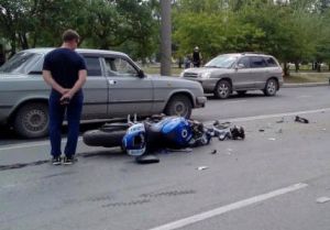 В Нижнем Тагиле мотоциклист столкнулся с двумя автомобилями (фото)