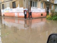 «После ливня и дороги, и тротуары на Вагонке как реки». Дождевая вода затопила двор по улице Энтузиастов (фото)