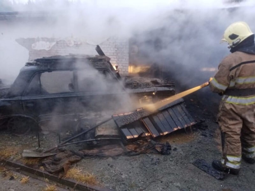 В Нижнем Тагиле в пожаре в гараже погибла женщина (фото)