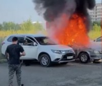 На Гальянке сгорела «Волга», огонь повредил рядом стоящий кроссовер (видео)