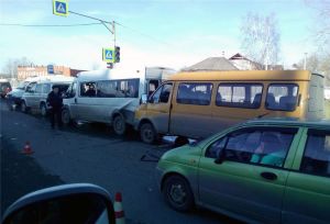 Авария с участием двух микроавтобусов, внедорожника и малолитражки произошла сегодня на Черноисточинском шоссе (фото)