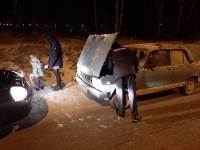 Ехавший на работу полицейский починил машину тагильчанки, которая сломалась на морозе