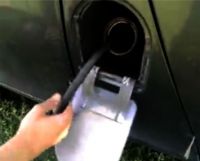 Злоумышленник опустошил бензобаки автомобилей на Вагонке (видео)