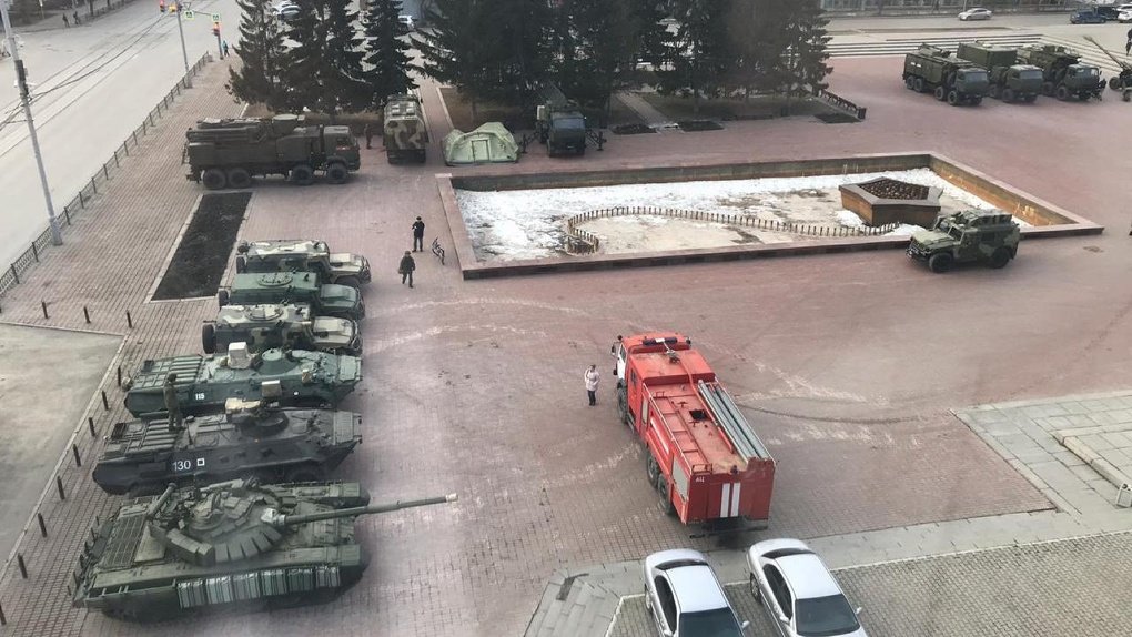 Военная техника на площади Советской Армии в Екатеринбурге