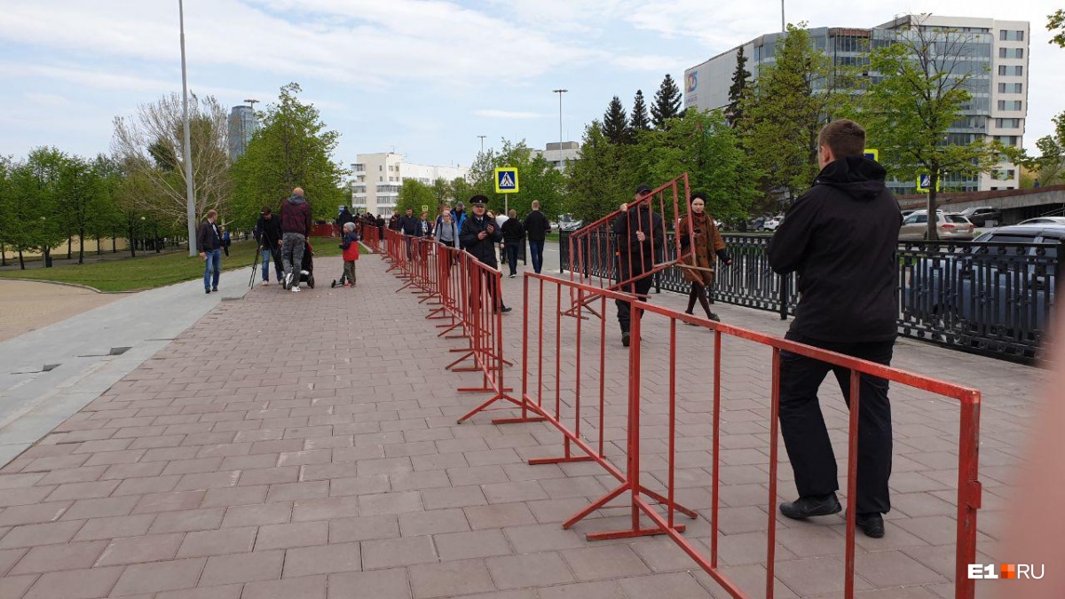Перед новой волной протестов сквер решили огородить очередным забором