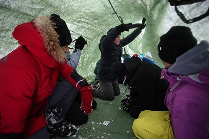 В ходе эксперимента прокуратуры на горе Белой замеряли время, которое понадобилось группе Дятлова, чтобы покинуть палатку через разрез ската крыши