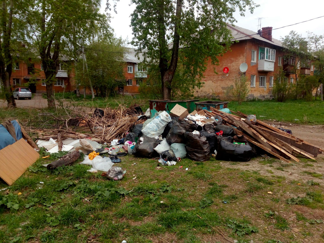 Неубранный мусор на улице Чайковского
