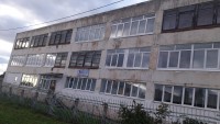 Гнилые потрескавшиеся окна и реки на подступах: в какие школы пойдут тагильские дети (фото, видео)