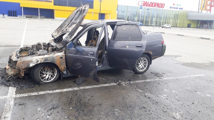 На парковке возле ТЦ DEPO сгорел автомобиль (фото)