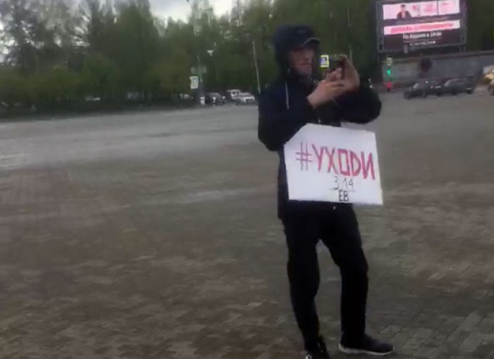 «Мэра должны выбирать жители, а не те кто сидит в пиджачках»: тагильчанин вышел на пикет с требованием отставки главы города Пинаева