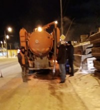 Улица Индустриальная покрылась льдом из-за забившейся канализации. «Тагилдострой» винит в аварии бизнесменов