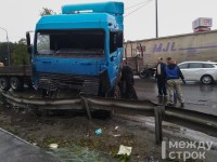 В Нижнем Тагиле длинномер протаранил грузовик (фото, видео)