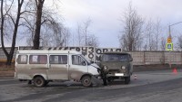 В Нижнем Тагиле УАЗ протаранил маршрутную ГАЗель, пострадали два пассажира (фото)