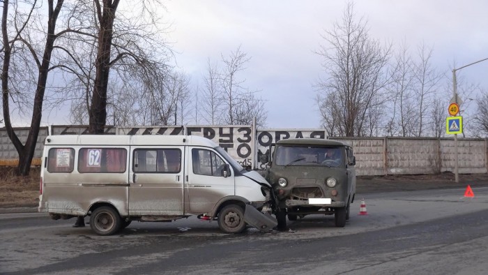 В Нижнем Тагиле УАЗ протаранил маршрутную ГАЗель, пострадали два пассажира (фото)
