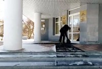 «Что Пинаев струсил, было полезно узнать»: противники мусорной реформы принесли мешок с отходами к дверям мэрии Нижнего Тагила (видео)