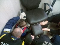 В Нижнем Тагиле спасатели освободили 5-летнего мальчика, который застрял рукой в косметологическом кресле