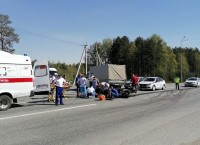На Серовском тракте байкер столкнулся с грузовиком. Полиция ищет свидетелей ДТП (фото)