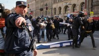 В Петербурге ОМОН жестко разогнал первомайскую акцию оппозиционеров, задержано более 50 человек. Видео