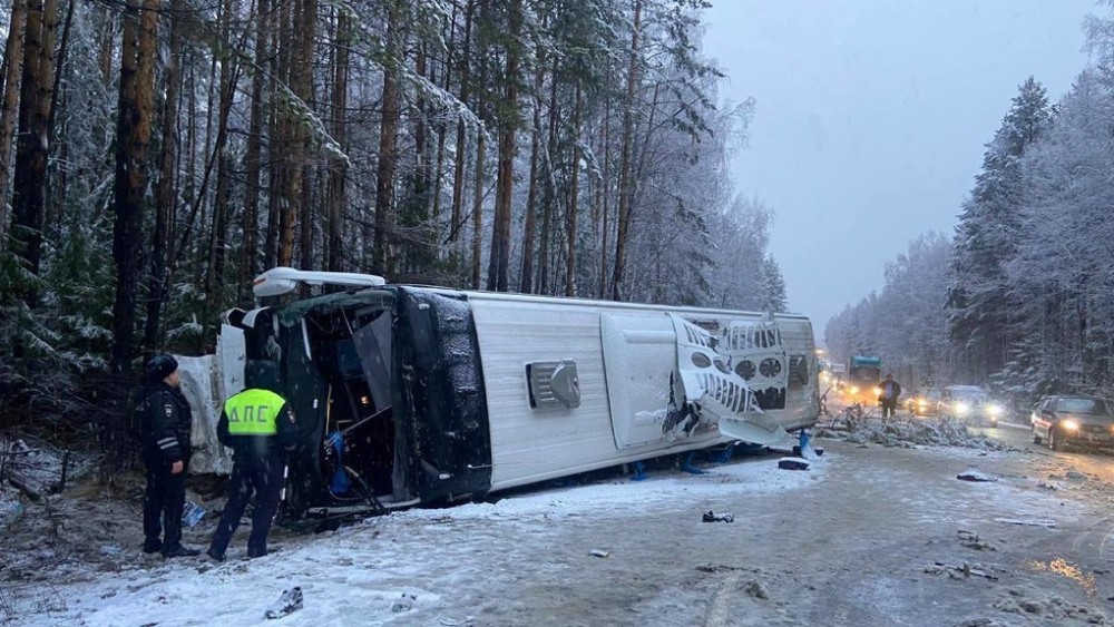 СМИ: автобус, который попал в аварию на Серовском тракте, уже вылетал с трассы