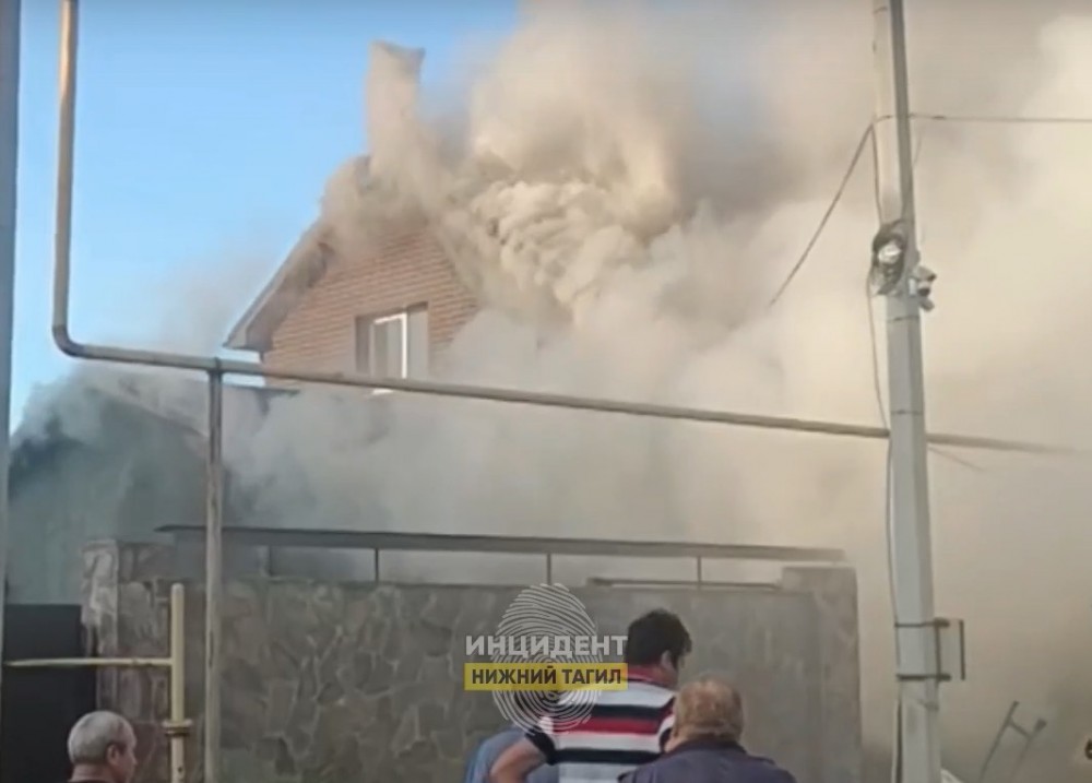 В Нижнем Тагиле сгорел коттедж: видео