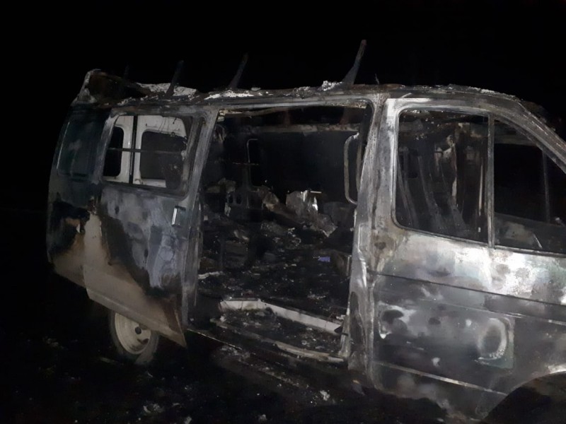 В пригороде Нижнего Тагила сгорела машина скорой помощи, которая возвращалась с вызова (фото)