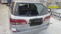 В Нижнем Тагиле неизвестный разбил стекла у более десятка автомобилей и обокрал их (видео)