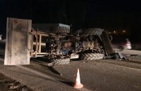 Неожиданно вылетел поперек дороги: на Серовском тракте фура протаранила трактор, один человек погиб (фото)