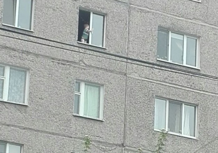В Нижнем Тагиле в открытом окне на шестом этаже играл ребенок (фото)