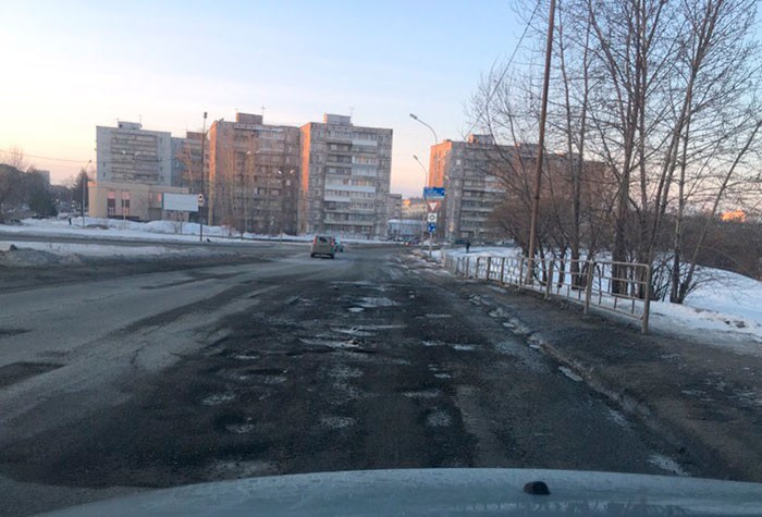 Асфальт не пролежал и года: МУП «Тагилдорстрой» обещает отремонтировать улицу Серова по гарантии