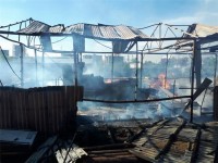 Пожарные 5 часов тушили огонь в цехе на Индустриальной, где мигранты круглосуточно пилили древесину
